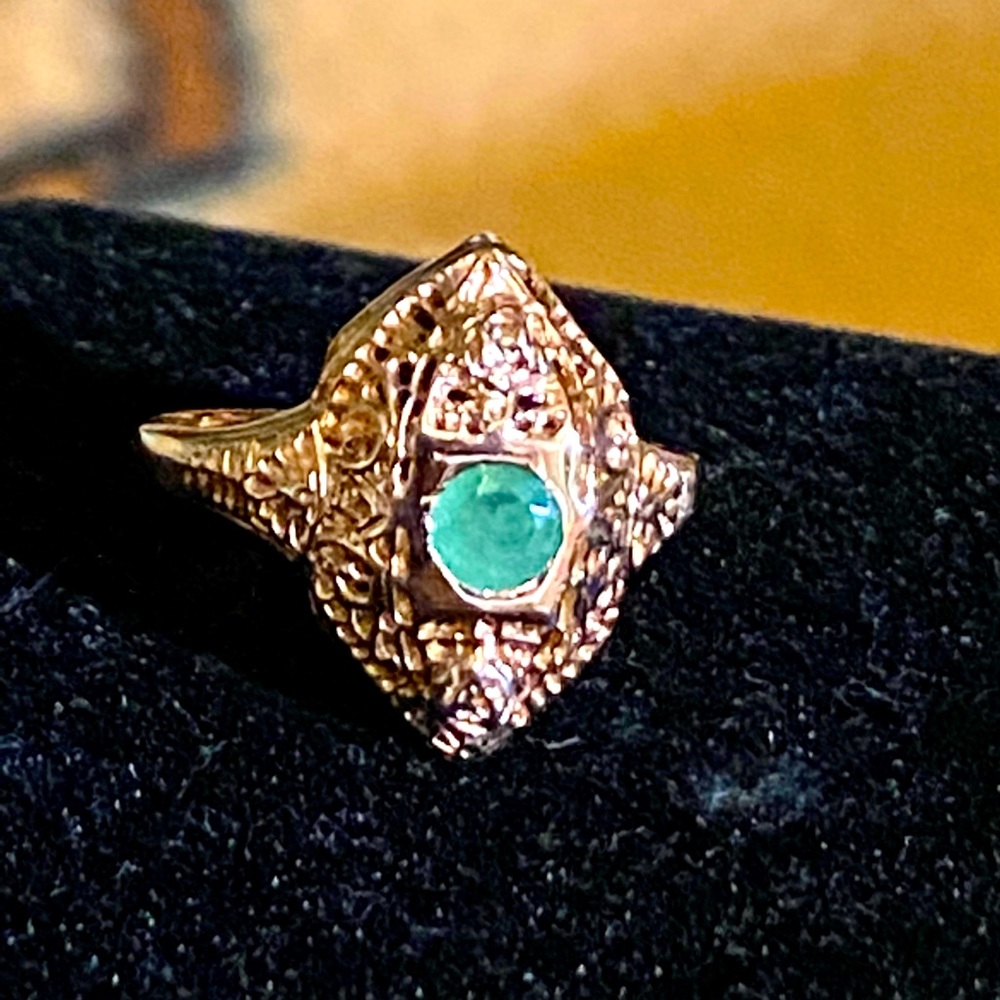 NWOT .25CTW  GENUINE ROUND CUT EMERALD ROSE GOLD RING.
